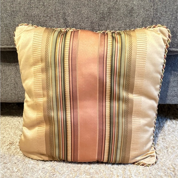 Throw pillow - Picture 2 of 3